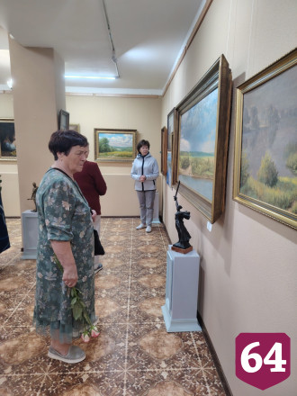 Саратовцы на экскурсии в музее отметили 60-летие прощания со школой